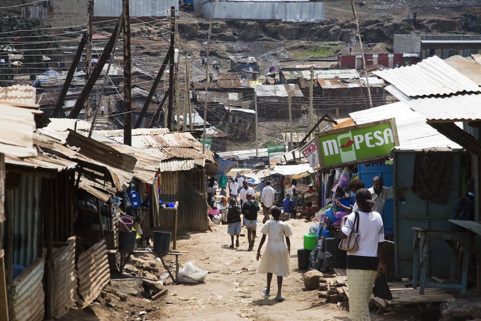 Foto: Petterik Wiggers/Hollandse Hoogte The city center of Nairobi is out of reach for people living in Mathare, one of the oldest slums in Nairobi, capital city of Kenya.