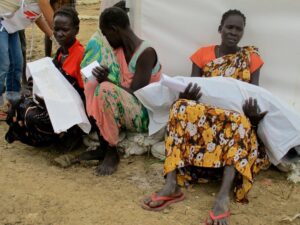 Women in UN camp for displaced in Bentiu carry their dead kids to the grave